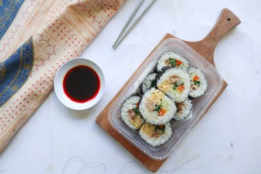 Kimbap veya gimbap, Güney Kore 'den gelen ve buharda pişirilmiş beyaz pirinç (bap) ve çeşitli malzemelerden yapılan Kore usulü Gimbap (kimbap).