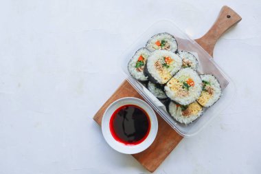 Kimbap veya gimbap, Güney Kore 'den gelen ve buharda pişirilmiş beyaz pirinç (bap) ve çeşitli malzemelerden yapılan Kore usulü Gimbap (kimbap).