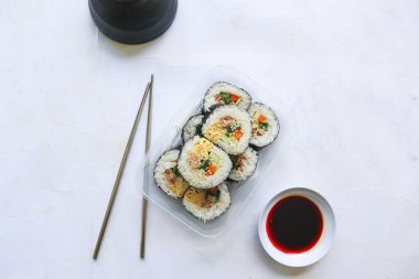 Kimbap veya gimbap, Güney Kore 'den gelen ve buharda pişirilmiş beyaz pirinç (bap) ve çeşitli malzemelerden yapılan Kore usulü Gimbap (kimbap).