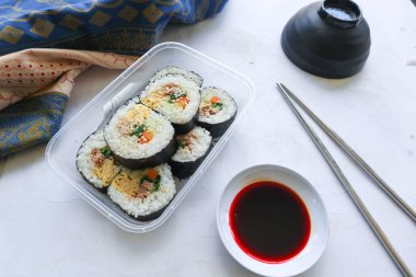 Kimbap veya gimbap, Güney Kore 'den gelen ve buharda pişirilmiş beyaz pirinç (bap) ve çeşitli malzemelerden yapılan Kore usulü Gimbap (kimbap).