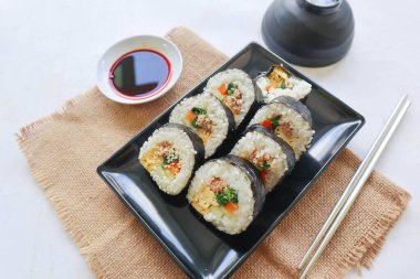 Kimbap veya gimbap, Güney Kore 'den gelen ve buharda pişirilmiş beyaz pirinç (bap) ve çeşitli malzemelerden yapılan Kore usulü Gimbap (kimbap).