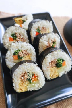 Kimbap veya gimbap, Güney Kore 'den gelen ve buharda pişirilmiş beyaz pirinç (bap) ve çeşitli malzemelerden yapılan Kore usulü Gimbap (kimbap).