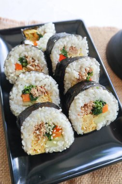 Kimbap veya gimbap, Güney Kore 'den gelen ve buharda pişirilmiş beyaz pirinç (bap) ve çeşitli malzemelerden yapılan Kore usulü Gimbap (kimbap).