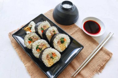 Kimbap veya gimbap, Güney Kore 'den gelen ve buharda pişirilmiş beyaz pirinç (bap) ve çeşitli malzemelerden yapılan Kore usulü Gimbap (kimbap).
