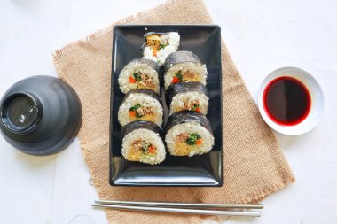 Kimbap veya gimbap, Güney Kore 'den gelen ve buharda pişirilmiş beyaz pirinç (bap) ve çeşitli malzemelerden yapılan Kore usulü Gimbap (kimbap).