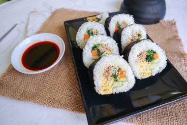 Kimbap veya gimbap, Güney Kore 'den gelen ve buharda pişirilmiş beyaz pirinç (bap) ve çeşitli malzemelerden yapılan Kore usulü Gimbap (kimbap).