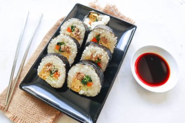 Kimbap veya gimbap, Güney Kore 'den gelen ve buharda pişirilmiş beyaz pirinç (bap) ve çeşitli malzemelerden yapılan Kore usulü Gimbap (kimbap).