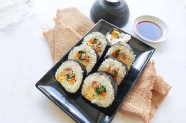 Kimbap veya gimbap, Güney Kore 'den gelen ve buharda pişirilmiş beyaz pirinç (bap) ve çeşitli malzemelerden yapılan Kore usulü Gimbap (kimbap).
