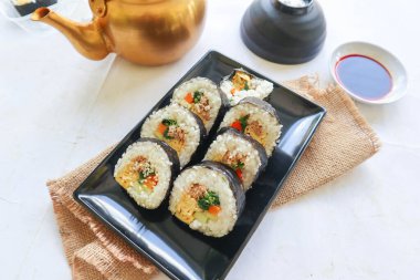 Kimbap veya gimbap, Güney Kore 'den gelen ve buharda pişirilmiş beyaz pirinç (bap) ve çeşitli malzemelerden yapılan Kore usulü Gimbap (kimbap).