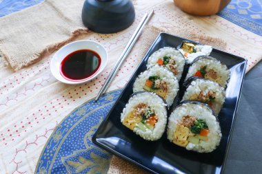 Kimbap veya gimbap, Güney Kore 'den gelen ve buharda pişirilmiş beyaz pirinç (bap) ve çeşitli malzemelerden yapılan Kore usulü Gimbap (kimbap).