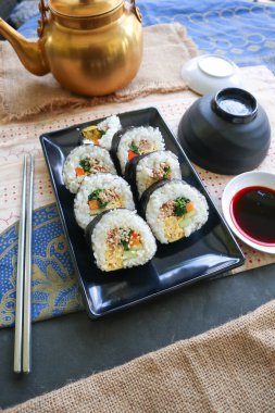 Kimbap veya gimbap, Güney Kore 'den gelen ve buharda pişirilmiş beyaz pirinç (bap) ve çeşitli malzemelerden yapılan Kore usulü Gimbap (kimbap).