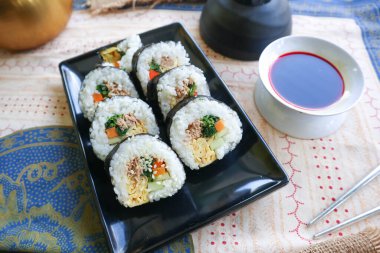 Kimbap veya gimbap, Güney Kore 'den gelen ve buharda pişirilmiş beyaz pirinç (bap) ve çeşitli malzemelerden yapılan Kore usulü Gimbap (kimbap).