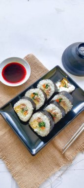 Kimbap veya gimbap, Güney Kore 'den gelen ve buharda pişirilmiş beyaz pirinç (bap) ve çeşitli malzemelerden yapılan Kore usulü Gimbap (kimbap).