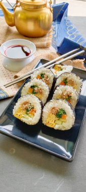 Kimbap veya gimbap, Güney Kore 'den gelen ve buharda pişirilmiş beyaz pirinç (bap) ve çeşitli malzemelerden yapılan Kore usulü Gimbap (kimbap).