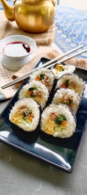 Kimbap veya gimbap, Güney Kore 'den gelen ve buharda pişirilmiş beyaz pirinç (bap) ve çeşitli malzemelerden yapılan Kore usulü Gimbap (kimbap).