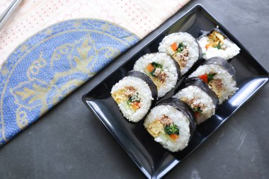 Kimbap veya gimbap, Güney Kore 'den gelen ve buharda pişirilmiş beyaz pirinç (bap) ve çeşitli malzemelerden yapılan Kore usulü Gimbap (kimbap).