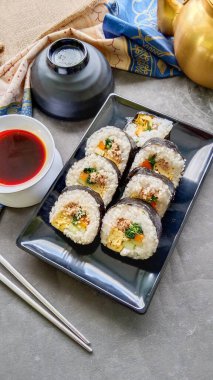 Kimbap veya gimbap, Güney Kore 'den gelen ve buharda pişirilmiş beyaz pirinç (bap) ve çeşitli malzemelerden yapılan Kore usulü Gimbap (kimbap).
