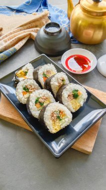 Kimbap veya gimbap, Güney Kore 'den gelen ve buharda pişirilmiş beyaz pirinç (bap) ve çeşitli malzemelerden yapılan Kore usulü Gimbap (kimbap).