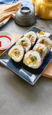 Kimbap veya gimbap, Güney Kore 'den gelen ve buharda pişirilmiş beyaz pirinç (bap) ve çeşitli malzemelerden yapılan Kore usulü Gimbap (kimbap).