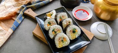 Kimbap veya gimbap, Güney Kore 'den gelen ve buharda pişirilmiş beyaz pirinç (bap) ve çeşitli malzemelerden yapılan Kore usulü Gimbap (kimbap).