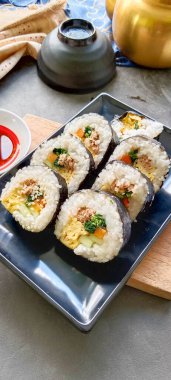 Kimbap veya gimbap, Güney Kore 'den gelen ve buharda pişirilmiş beyaz pirinç (bap) ve çeşitli malzemelerden yapılan Kore usulü Gimbap (kimbap).
