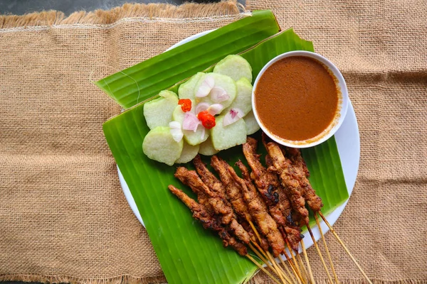 Kyckling Satay Eller Kyckling Satay Serveras Med Lontong Ristårta Och — Stockfoto