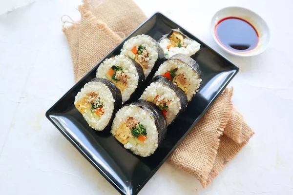 Kimbap veya gimbap, Güney Kore 'den gelen ve buharda pişirilmiş beyaz pirinç (bap) ve çeşitli malzemelerden yapılan Kore usulü Gimbap (kimbap).