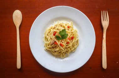 Agoro e olio. İtalyan spagettisi, aglio olio e pepperoni, sarımsaklı spagetti, zeytinyağı ve biber tabağı.