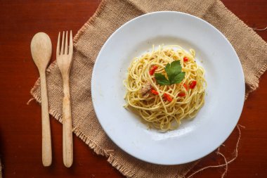 Agoro e olio. İtalyan spagettisi, aglio olio e pepperoni, sarımsaklı spagetti, zeytinyağı ve biber tabağı.