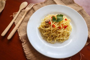 Agoro e olio. İtalyan spagettisi, aglio olio e pepperoni, sarımsaklı spagetti, zeytinyağı ve biber tabağı.