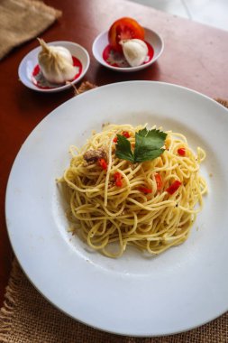 Agoro e olio. İtalyan spagettisi, aglio olio e pepperoni, sarımsaklı spagetti, zeytinyağı ve biber tabağı.