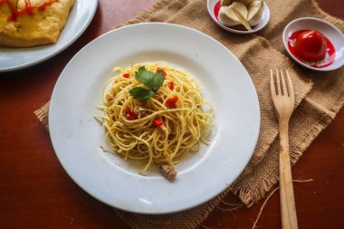 Agoro e olio. İtalyan spagettisi, aglio olio e pepperoni, sarımsaklı spagetti, zeytinyağı ve biber tabağı.