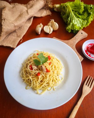 Agoro e olio. İtalyan spagettisi, aglio olio e pepperoni, sarımsaklı spagetti, zeytinyağı ve biber tabağı.