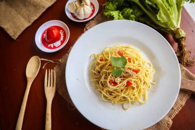 Agoro e olio. İtalyan spagettisi, aglio olio e pepperoni, sarımsaklı spagetti, zeytinyağı ve biber tabağı.