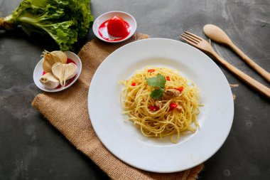 Agoro e olio. İtalyan spagettisi, aglio olio e pepperoni, sarımsaklı spagetti, zeytinyağı ve biber tabağı.