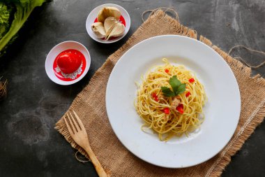 Agoro e olio. İtalyan spagettisi, aglio olio e pepperoni, sarımsaklı spagetti, zeytinyağı ve biber tabağı.