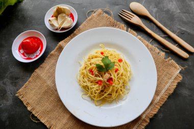 Agoro e olio. İtalyan spagettisi, aglio olio e pepperoni, sarımsaklı spagetti, zeytinyağı ve biber tabağı.