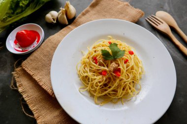Agoro e olio. İtalyan spagettisi, aglio olio e pepperoni, sarımsaklı spagetti, zeytinyağı ve biber tabağı.