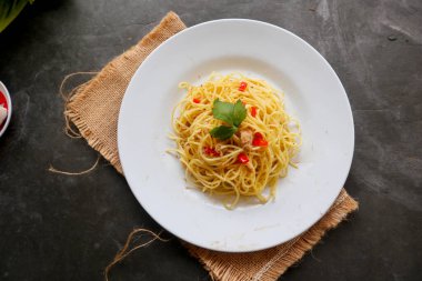 Agoro e olio. İtalyan spagettisi, aglio olio e pepperoni, sarımsaklı spagetti, zeytinyağı ve biber tabağı.
