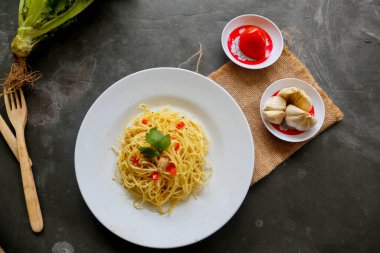 Agoro e olio. İtalyan spagettisi, aglio olio e pepperoni, sarımsaklı spagetti, zeytinyağı ve biber tabağı.