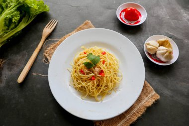 Agoro e olio. İtalyan spagettisi, aglio olio e pepperoni, sarımsaklı spagetti, zeytinyağı ve biber tabağı.