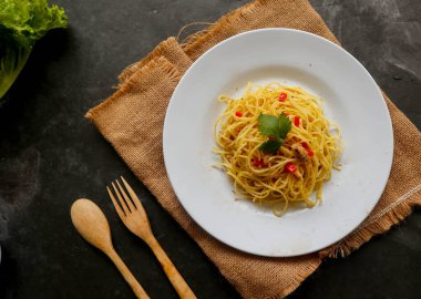 Agoro e olio. İtalyan spagettisi, aglio olio e pepperoni, sarımsaklı spagetti, zeytinyağı ve biber tabağı.