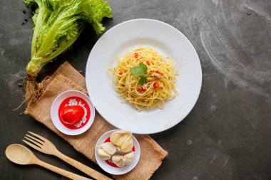 Agoro e olio. İtalyan spagettisi, aglio olio e pepperoni, sarımsaklı spagetti, zeytinyağı ve biber tabağı.