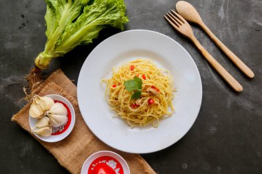 Agoro e olio. İtalyan spagettisi, aglio olio e pepperoni, sarımsaklı spagetti, zeytinyağı ve biber tabağı.