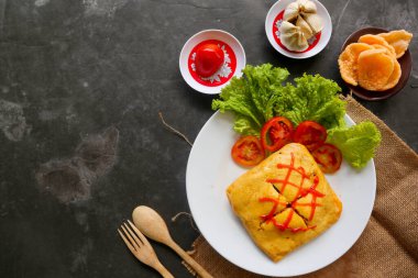 Nasi goreng pattaya veya Pattaya Fried Rice (Doldurulmuş Omlet Kızarmış Pirinç). İnce yağda yumurta ya da omlete kızarmış tavuk pirinci sarıp sarmalayarak yapılan Güneydoğu Asya yemekleri.