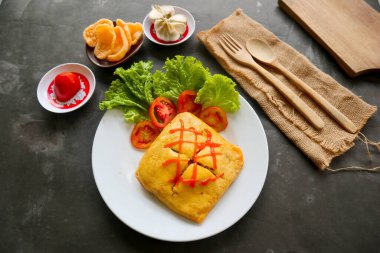 Nasi goreng pattaya veya Pattaya Fried Rice (Doldurulmuş Omlet Kızarmış Pirinç). İnce yağda yumurta ya da omlete kızarmış tavuk pirinci sarıp sarmalayarak yapılan Güneydoğu Asya yemekleri.