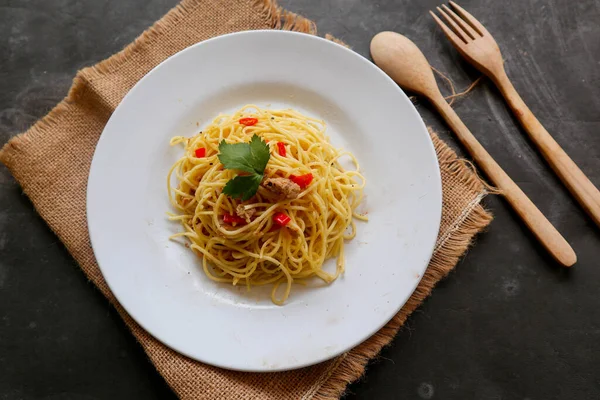 Agoro e olio. İtalyan spagettisi, aglio olio e pepperoni, sarımsaklı spagetti, zeytinyağı ve biber tabağı.