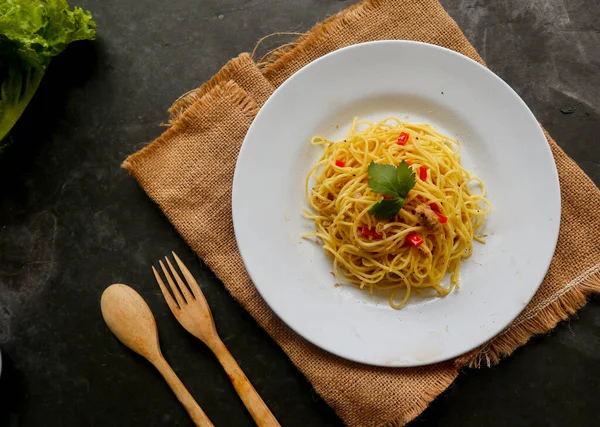 Agoro e olio. İtalyan spagettisi, aglio olio e pepperoni, sarımsaklı spagetti, zeytinyağı ve biber tabağı.