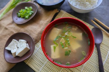 miso çorbası veya Japon miso çorbası kasede masada. Japon mutfağı Dashi malzemeli çorba, tofu, deniz ürünleri, sebze ve miso ile kaplanmış miso.