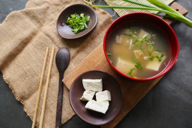 miso çorbası veya Japon miso çorbası kasede masada. Japon mutfağı Dashi malzemeli çorba, tofu, deniz ürünleri, sebze ve miso ile kaplanmış miso.